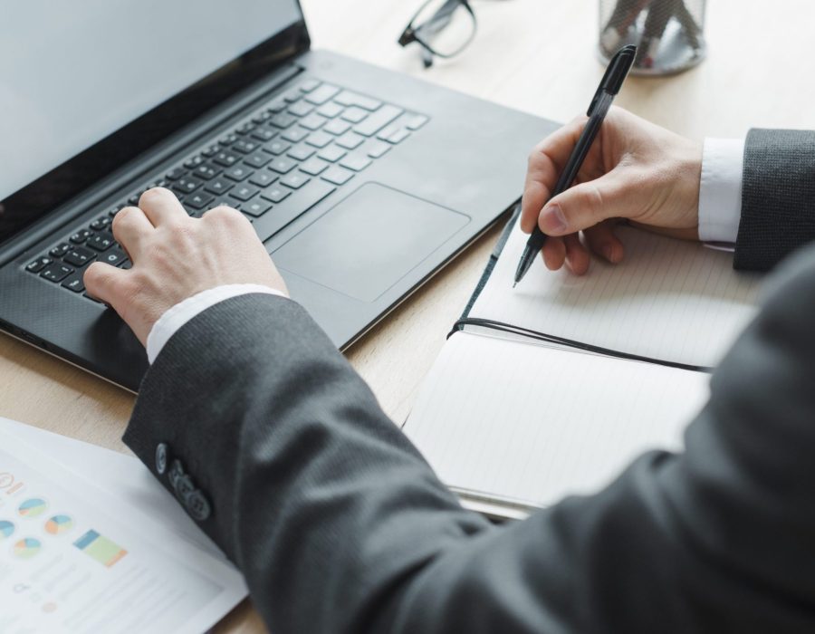 hombre-negocios-trabajando-escritorio-oficina